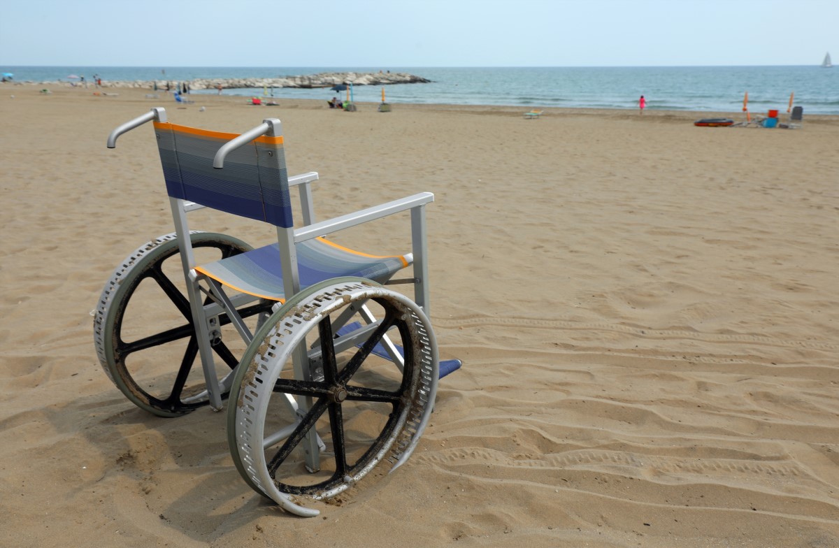 Prazen invalidski voziček na plaži