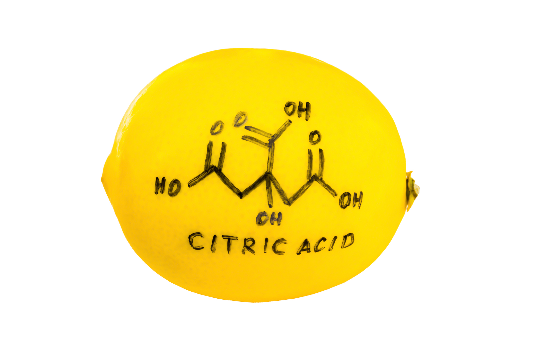 Formula citronske kisline, napisana z markerjem na limoni