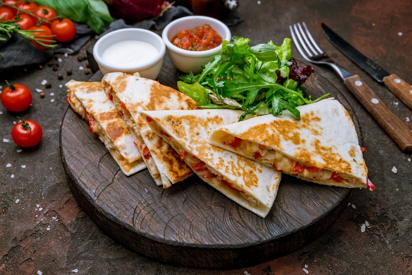 Primer kosila: quesadilla, zapečena z mesom/fazolom in zelenjavo. priloga s paradižnikovo omako in svežo zelenjavo.